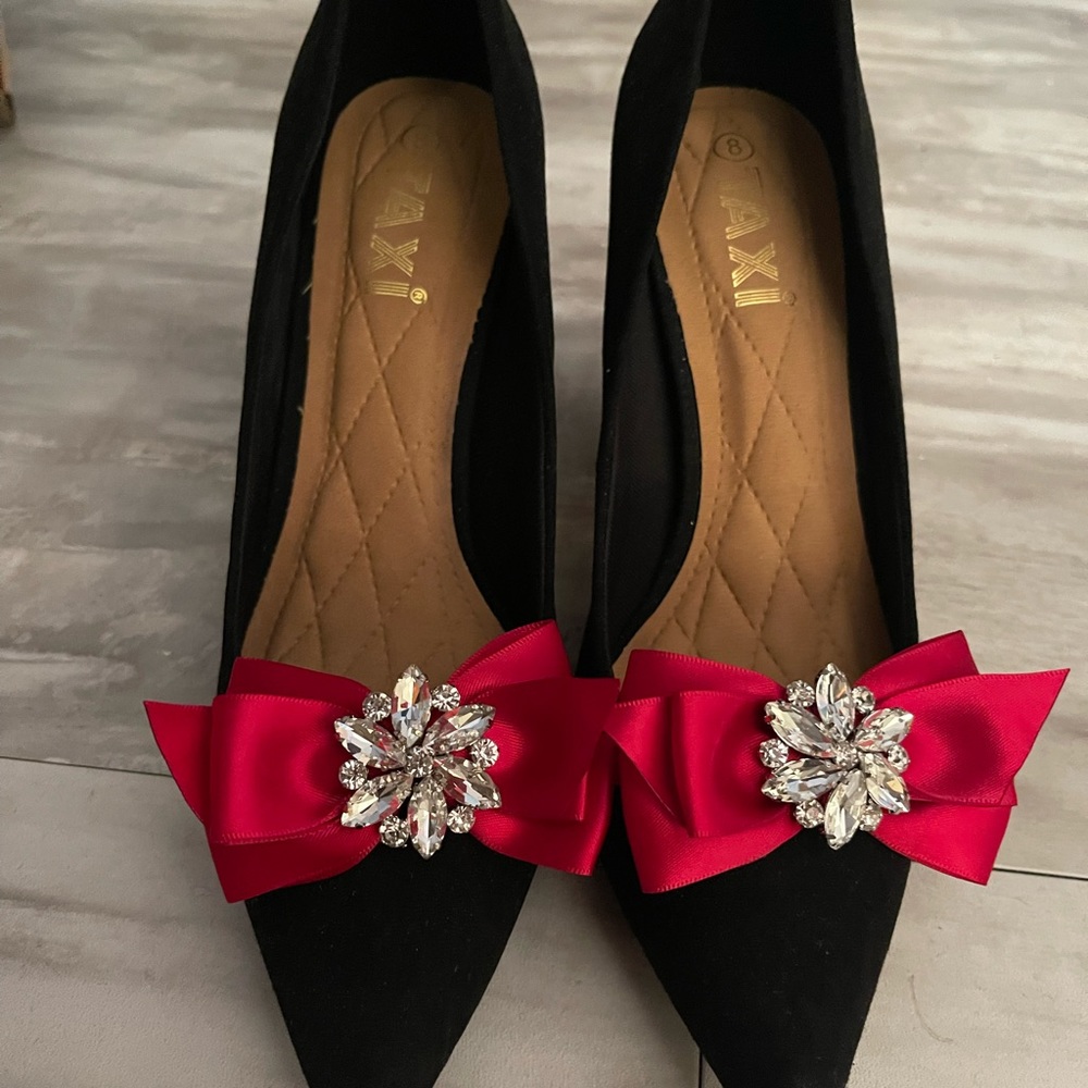 All black shoes the bow is detachable